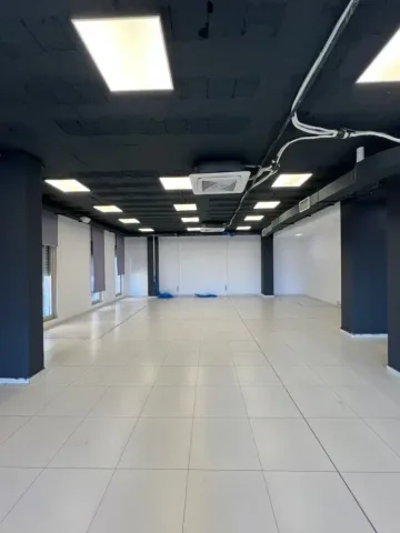 Tirane, jepet me qera zyre Kati 1, 1.077 m² 15.000 € (ZOGU I ZI)