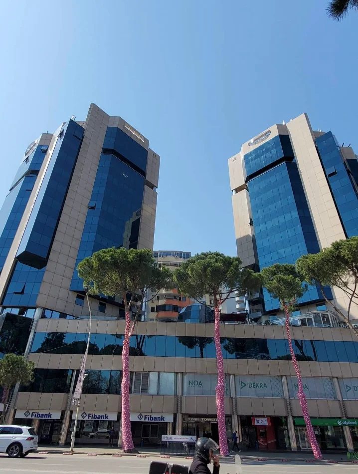 Tirane, jepet me qera zyre Kati 10, 110 m² 2.500 € (BULEVARDI DESHMORET E KOMBIT)