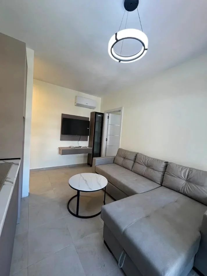Tirane, jepet me qera apartament 1+1+Ballkon Kati 5, 50 m² 750 € (Selvia)