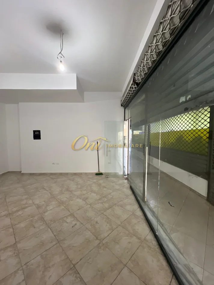 Tirane, shitet dyqan Kati 0, 50 m² 170.000 € (21 DHJETORI)