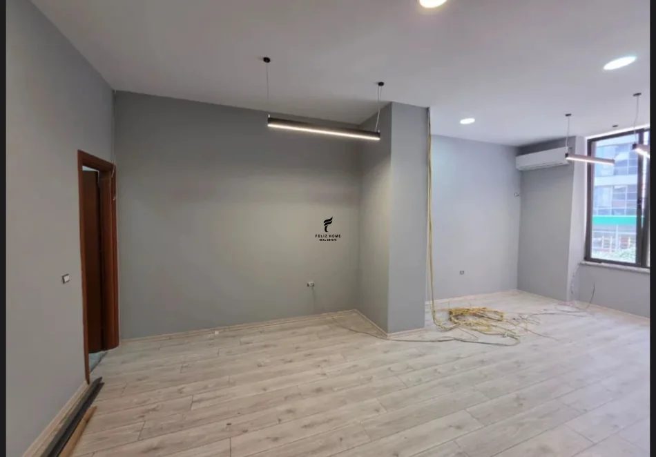Tirane, jepet me qera zyre Kati 2, 35 m² 600 € (ZOGU I ZI)