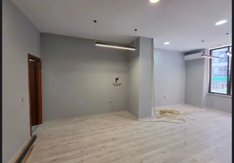 Tirane, jepet me qera zyre Kati 2, 35 m² 600 € (ZOGU I ZI)