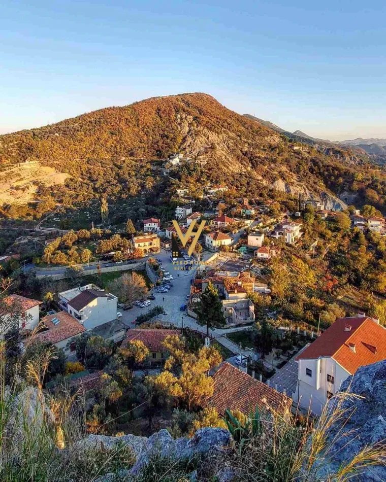 Tirane, shitet toke , 300 m² (PETRELE)