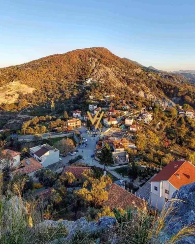 Tirane, shitet toke , 300 m² (PETRELE)