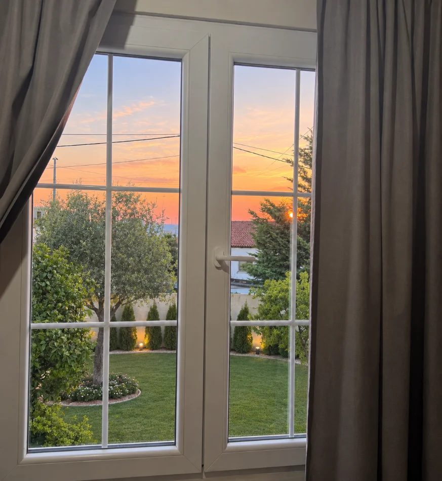 Tirane, shes Dritare PVC të bardha me dopjo xham 20.000 €
