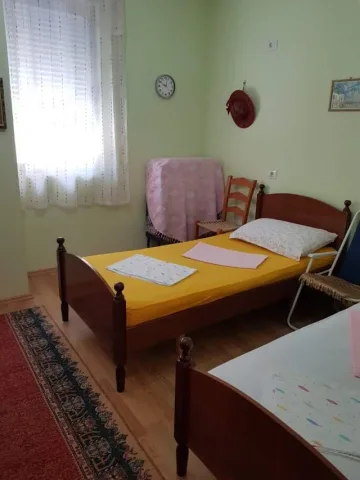 Pogradec, jap me qera garsonier 1+1. Me Ashensor. 30 EUR nata (Prane Hotel 1 Maj)