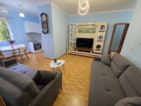 💥💥 Me Qira: 1+1 📍 Rruga e Barrikadave – Pranë Shkollës "Sami Frashëri" | 75 m² | 60,000 Leke/Muaj (Pallat me ashensor)🔥
