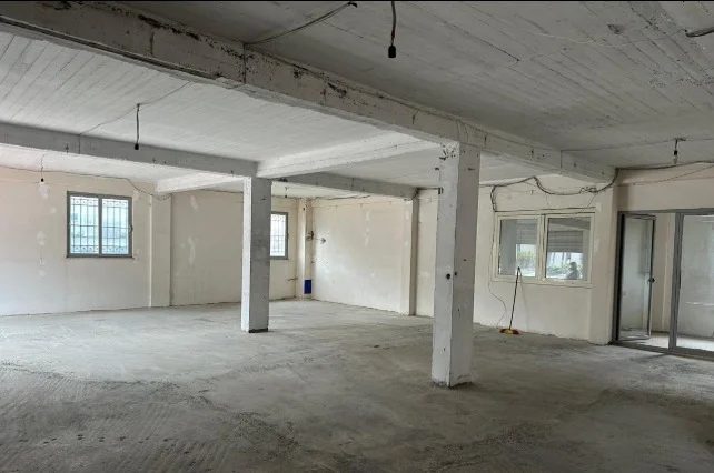Tirane, jepet me qera magazine Kati 0, 180 m² 900 € (21 DHJETORI)