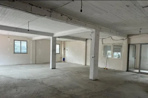 Tirane, jepet me qera magazine Kati 0, 180 m² 900 € (21 DHJETORI)