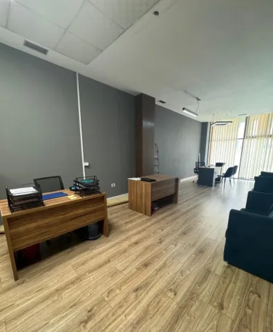 Tirane, jepet me qera zyre Kati 1, 60 m² 700 € (RRUGA E KAVAJES)