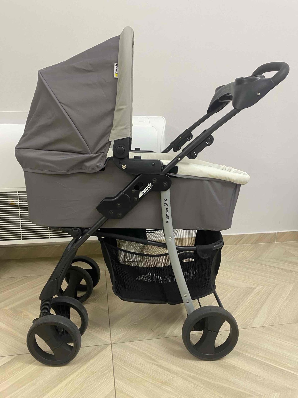 Shitet karrocë për bebe në gjendje shumë të mirë