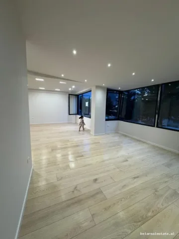 Tirane, jepet me qera zyre Kati 1, 80 m² 700 € (Prane UET)