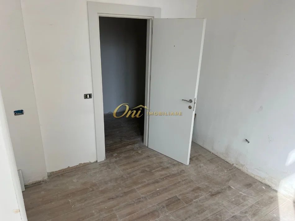 Tirane, shitet zyre Kati 2, 10 m² 30.000 € (RRUGA E DURRESIT)