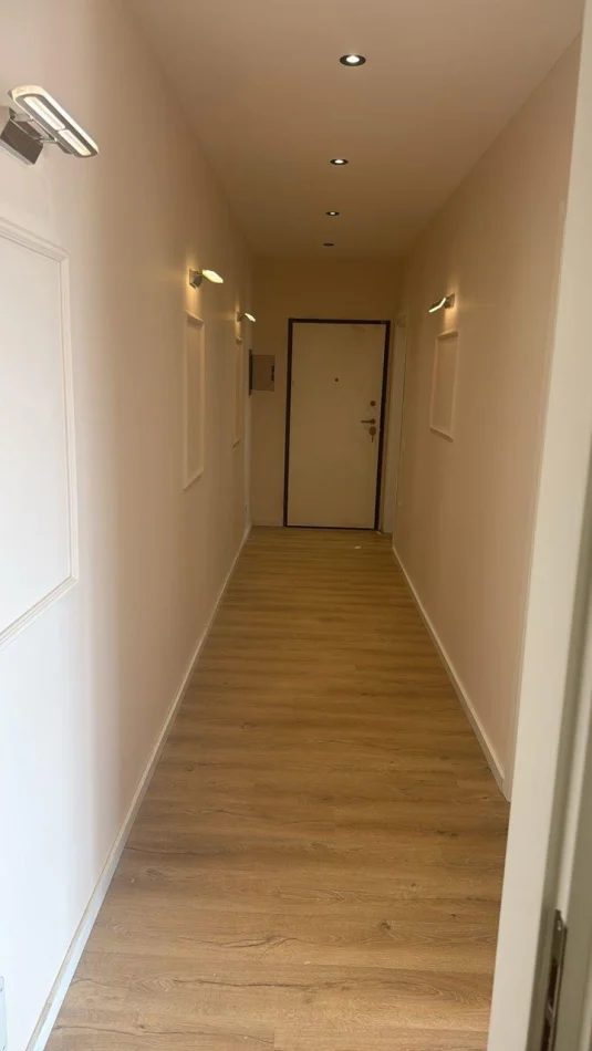 Tirane, jepet me qera ambjent biznesi Kati 7, 85 m² 700 € (Ish Sheshi Shqiponja)