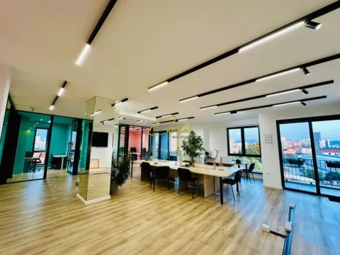 Tirane, jepet me qera zyre Kati 4, 220 m² 1.700 € (BULEVARDI I RI)