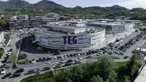 Godinë Multifunksionale në shitje – pranë TEG