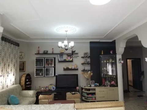 Tirane, jepet me qera Vile 3 Katshe Kati 4, 725 m² 3.200 € (SELITE)