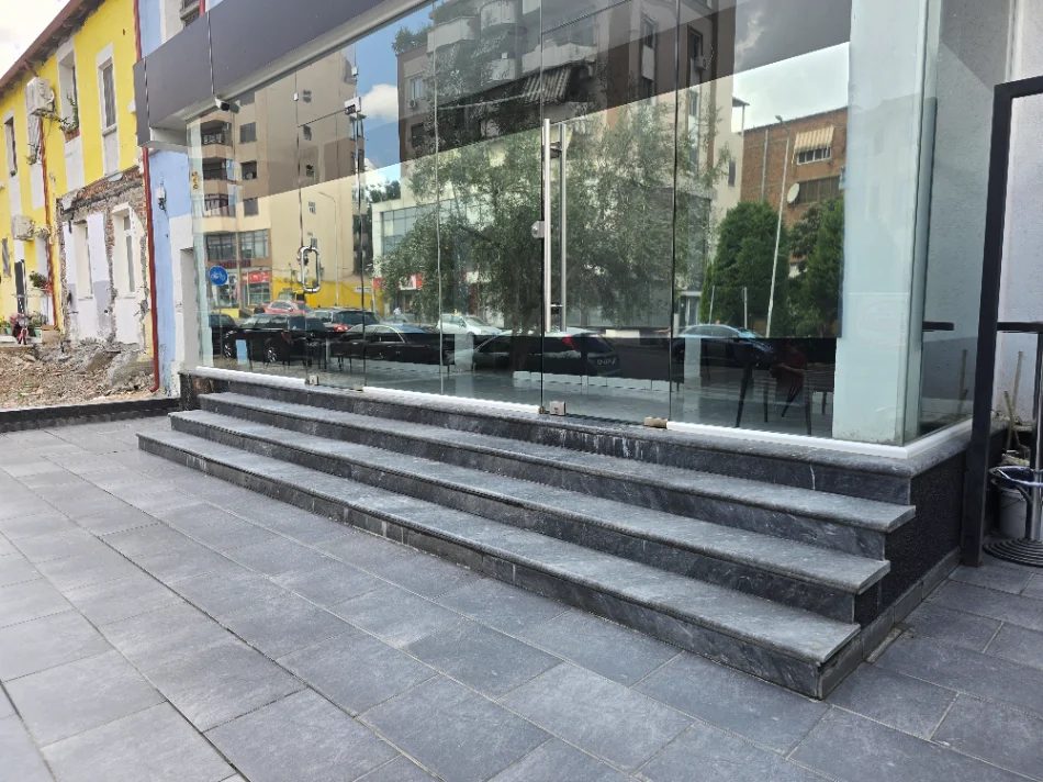 Tirane, jepet me qera dyqan Kati 0, 85 m² 1.400 € (Kinostudio)