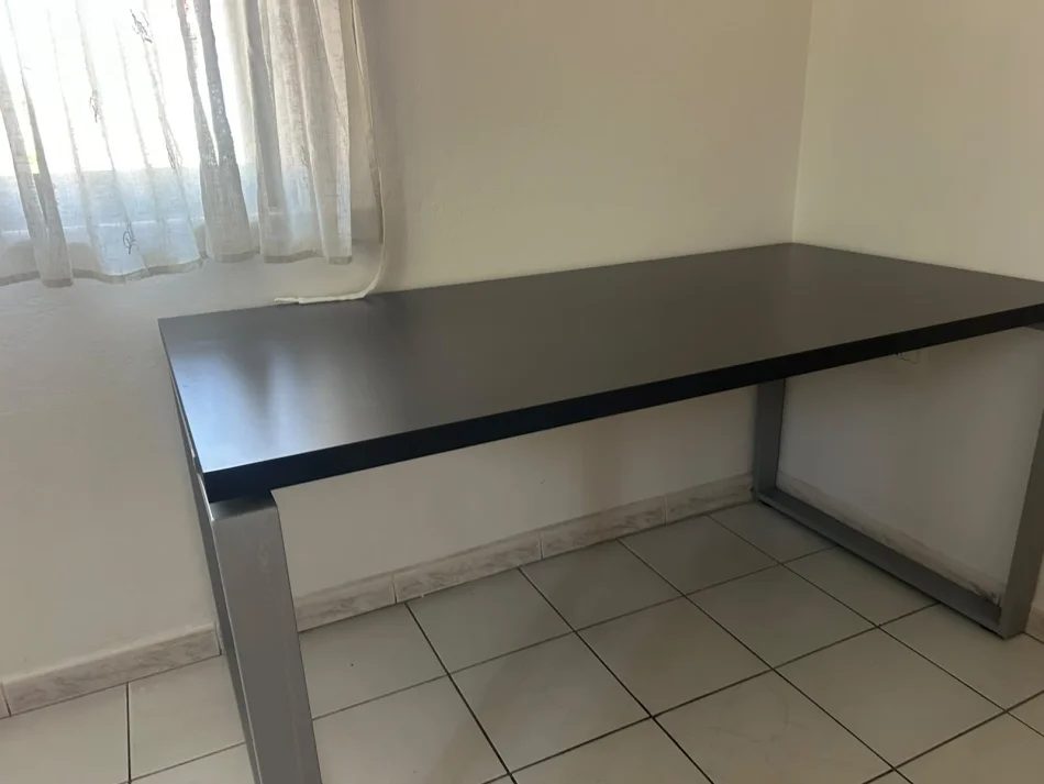 Tirane, shes Tavolina per zyra - 7 cope 700 €