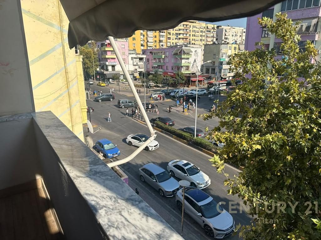 Shitet Apartament 2+1+ballkon te 21 Dhjetori