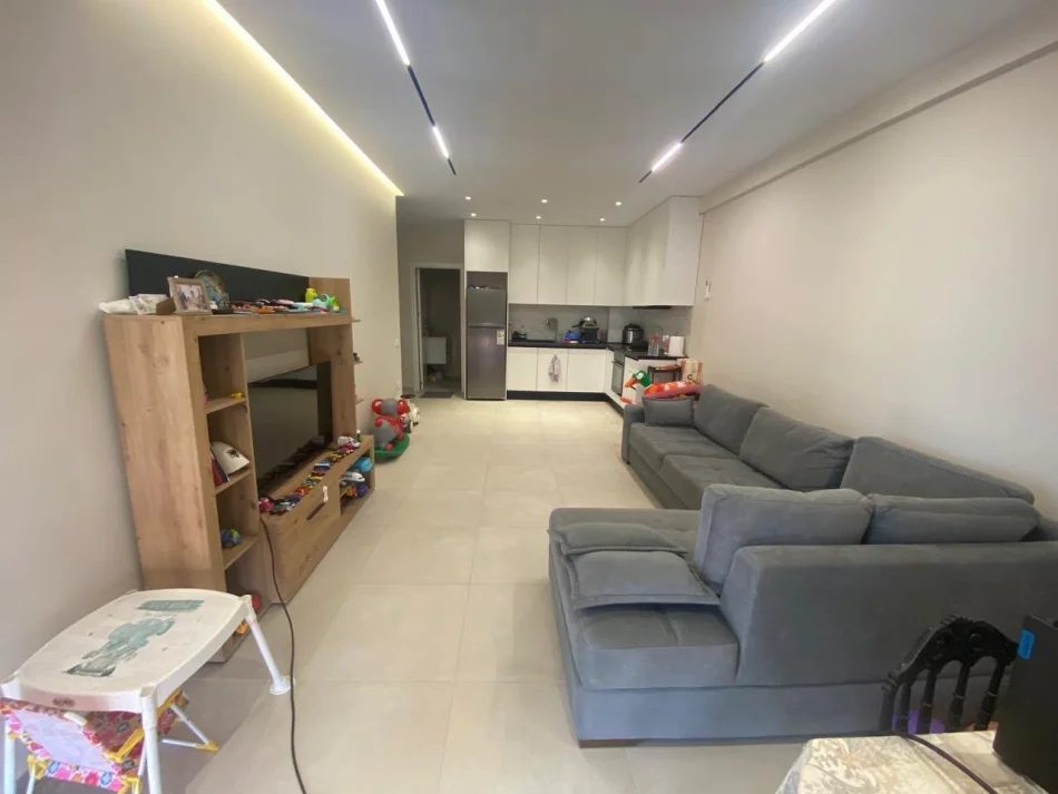 Tirane, jepet me qera apartament 1+1 Kati 3, 60 m² 550 € (Rruga 5 Maji)