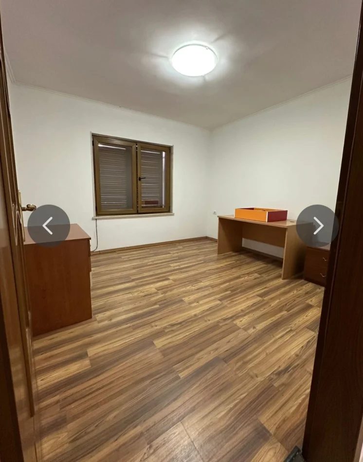 Tirane, jepet me qera ambjent biznesi Kati 2, 106 m² 700 € (Sheshi Willson)