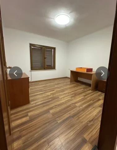 Tirane, jepet me qera ambjent biznesi Kati 2, 106 m² 700 € (Sheshi Willson)
