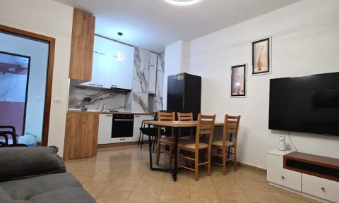 🏢Ne zonen e 5 Majit,prane Zgares”5Maji” jepet me qera apartament 1+1i mobiluar.50,000Leke
