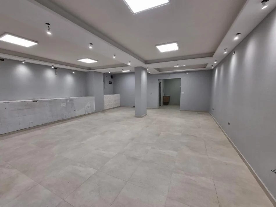 Tirane, shitet dyqan Kati 0, 74 m² 140.000 € (PAZARI I RI)