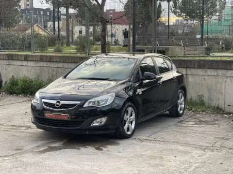 Tirane, shes makine Opel Astra Nafte, e bardhë automatik Klima 166.000 km , CMIM 4.9 MIL LEKE
