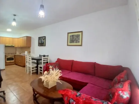 Tirane, jepet me qera apartament 1+1+Ballkon Kati 4, 65 m² 450 € (Pazari I Ri)