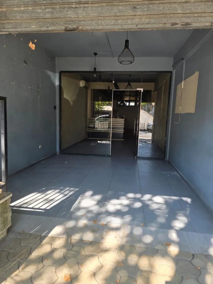Tirane, jepet me qera ambjent biznesi Kati 0, 92 m² 1.000 € (Rruga Kastriotët)