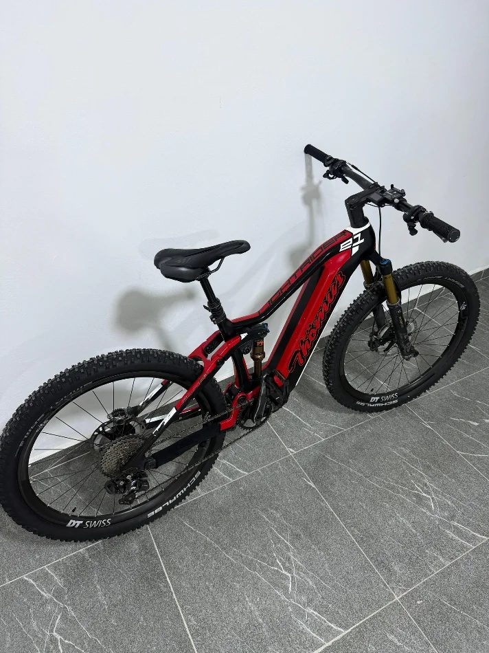 Tirane, shes biciklete elektrike Thömus Lightrider E1 Carbon E-MTB vetem 320 km e kuqe 3.490 €
