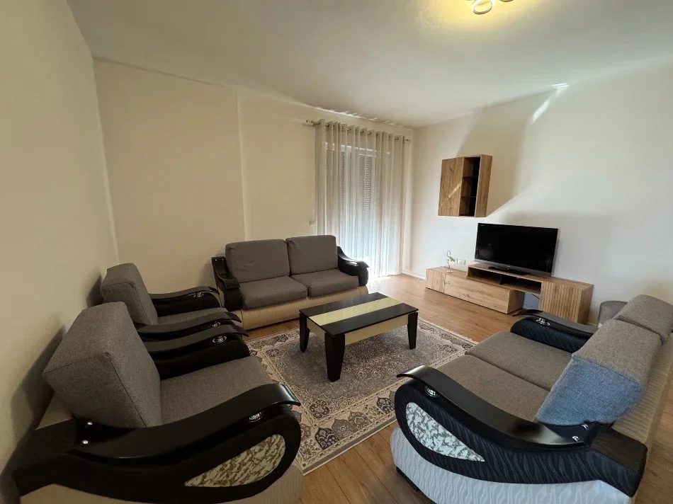Tirane, jepet me qera apartament 2+1 Kati 3, 106 m² 450 € (Paskuqan)