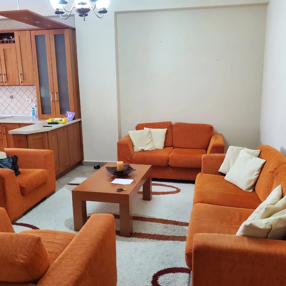 Tirane, shes Shes minibar, tavoline dhe kolltuqe 200 €