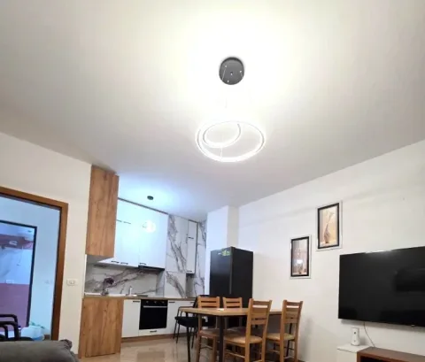🏡 Jepet me Qera Super Apartament 1+1 📍 Prane Qendres Kristal te Komuna e Parisit, 650 mije leke