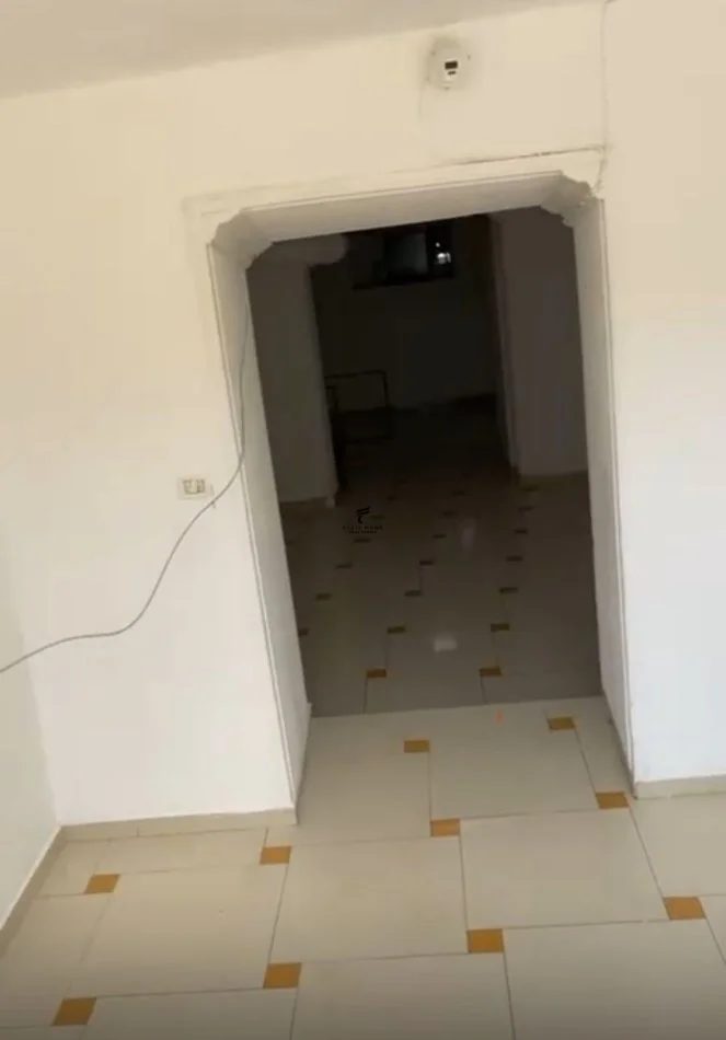 Tirane, jepet me qera dyqan Kati 0, 55 m² 1.000 € (RRUGA E ELBASANIT)