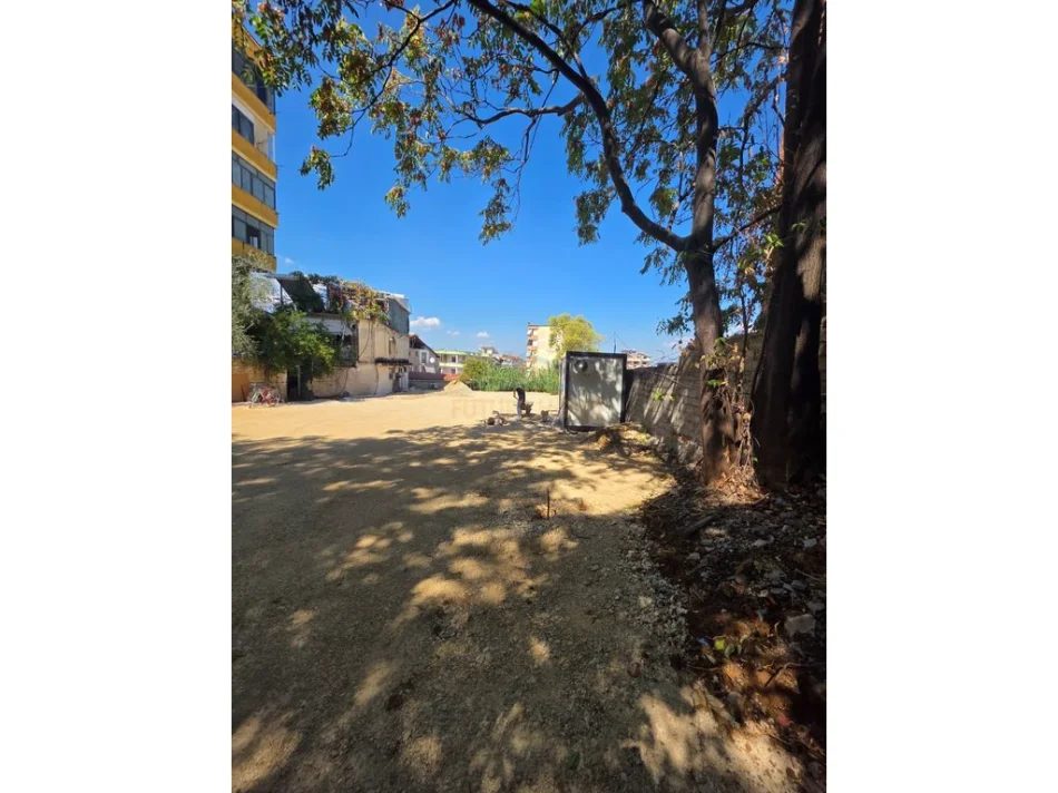 Tirane, shitet truall , 1.000 m² 899.998 € (Rruga e Dibres)