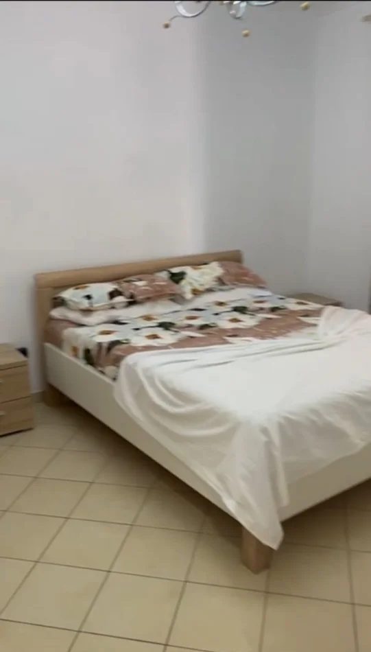 Tirane, jepet me qera apartament 3+1 Kati 9, 120 m² 1.000 € (Globe)