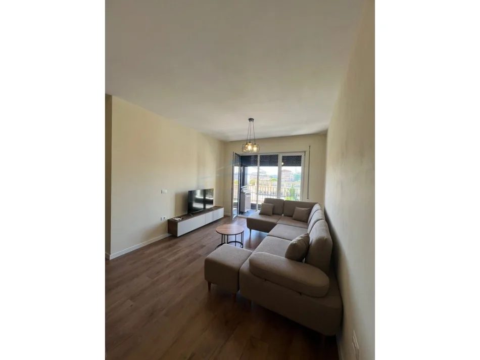 Tirane, jepet me qera apartament 2+1+2 +Post Parkimi Kati 2, 104 m² 700€ (Rruga 5 Maji prane Concord Center)