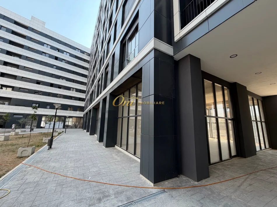 Tirane, shitet dyqan Kati 0, 93 m² 353.350 € (DON BOSKO)
