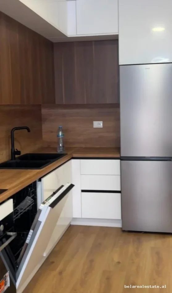 Tirane, jepet me qera apartament 2+1+Ballkon Kati 8, 73 m² 580 € (Ali demi)