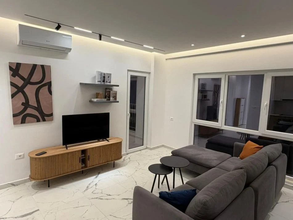 Tirane, jepet me qera apartament 1+1+Ballkon Kati 6, 70 m² 730 € (ZOGU I ZI)