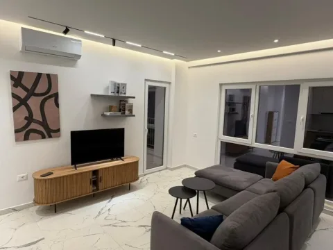 Tirane, jepet me qera apartament 1+1+Ballkon Kati 6, 70 m² 730 € (ZOGU I ZI)