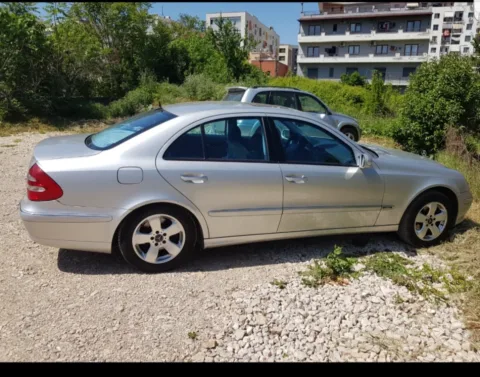 Tirane, shes makine mercedesbenz E 320 Nafte, e argjendtë automatik Klima 220.000 km 3.900 €