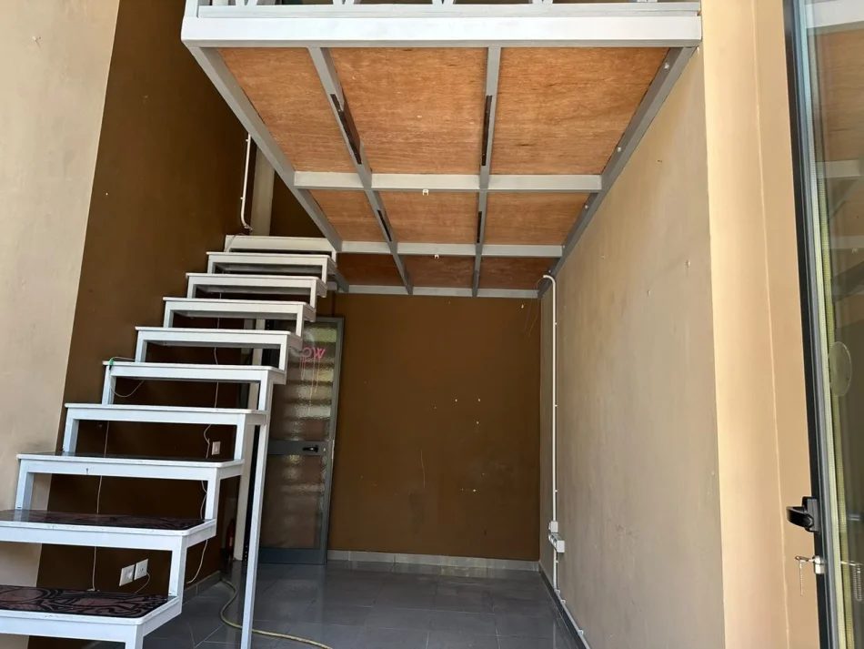 Tirane, jepet me qera ambjent biznesi Kati 1, 21 m² 400 € (Pazari i Ri)