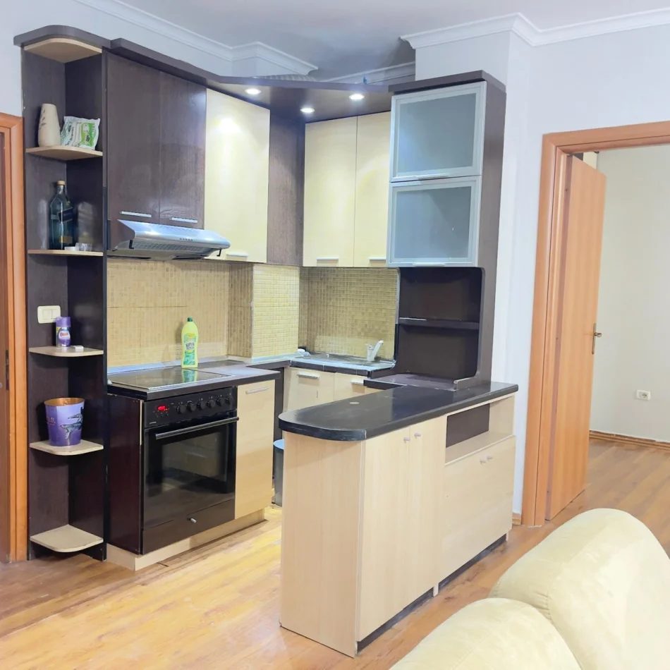 Tirane, jepet me qera apartament 1+1 Kati 4, 73 m² 500 € (Xhamllik)