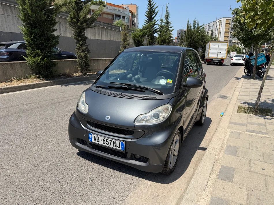 Tirane, shitet Smart Benzin, automatik 200 km 300.000 €