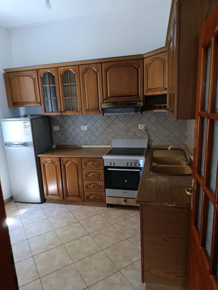 Tirane, jepet me qera apartament 2+1 Kati 1, 90 m² 450 € (Rruga Njazi Meka)