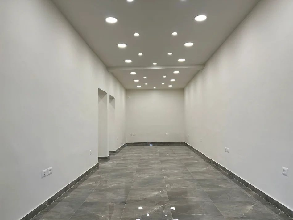 Tirane, jepet me qera dyqan Kati 0, 70 m² 2.500 €